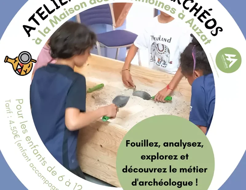 Image des enfants utilisant des truelles et pinceaux lors de l'atelier P'tits Archéos - Initiation à l'archéologie pour enfants de 6 à 12 ans à la Maison des Patrimoines à Auzat.