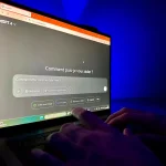 Illustration graphique symbolisant les interconnexions entre l'intelligence artificielle et la diffusion de fake news sur les réseaux sociaux.